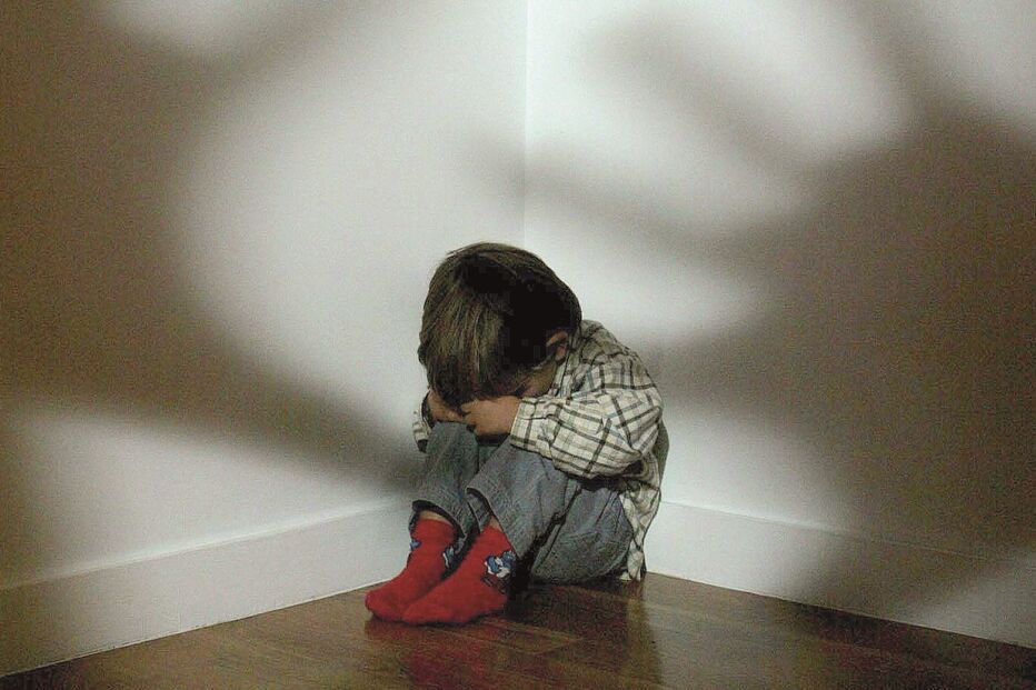 Processo deu como provado que a docente, de 43 anos, batia nas crianças, além de as agredir verbalmente