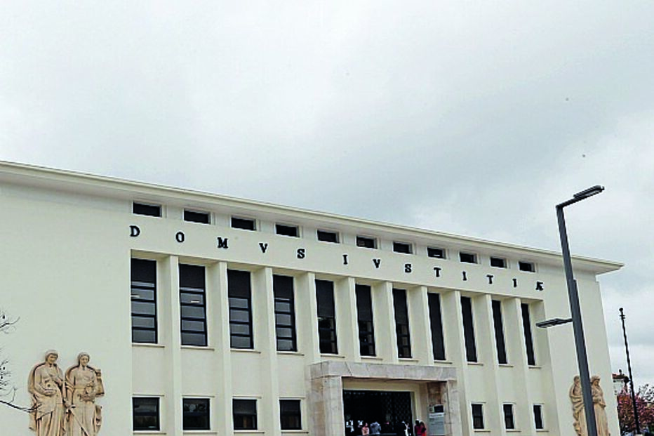 Julgamento no Tribunal de Santarém