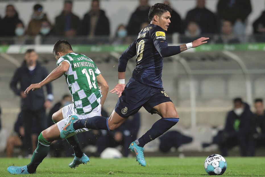 Evanilson escapa a Matheus Silva e arranca para a baliza do Moreirense, no jogo de ontem  