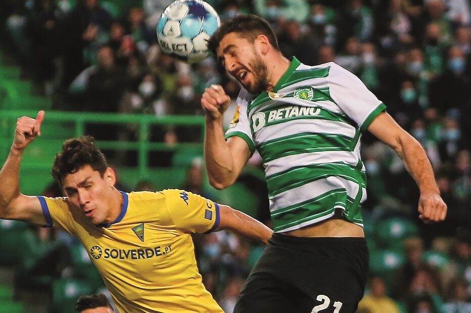 Paulinho tenta alvejar a baliza do Estoril, com um remate de cabeça. Avançado esteve muito ativo