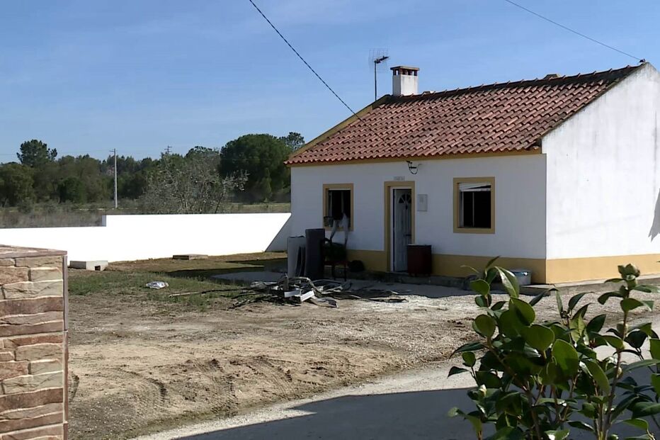 Casa ficou sem condições de habitabilidade devido ao fogo