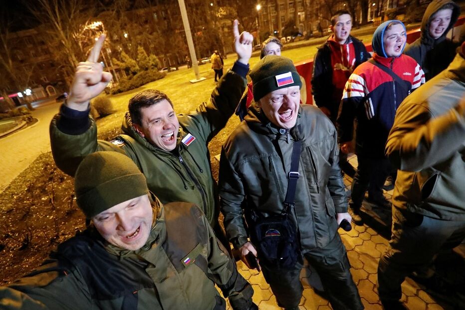 Separatistas celebram decisão de Putin nas ruas de Donetsk