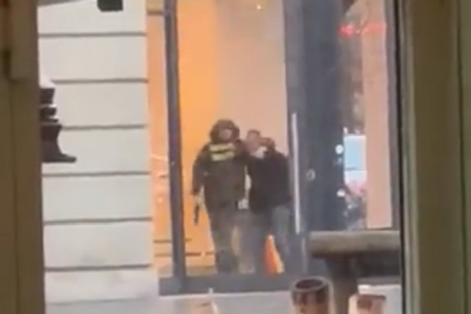 Homem armado faz reféns na loja Apple de Amesterdão. Veja as imagens