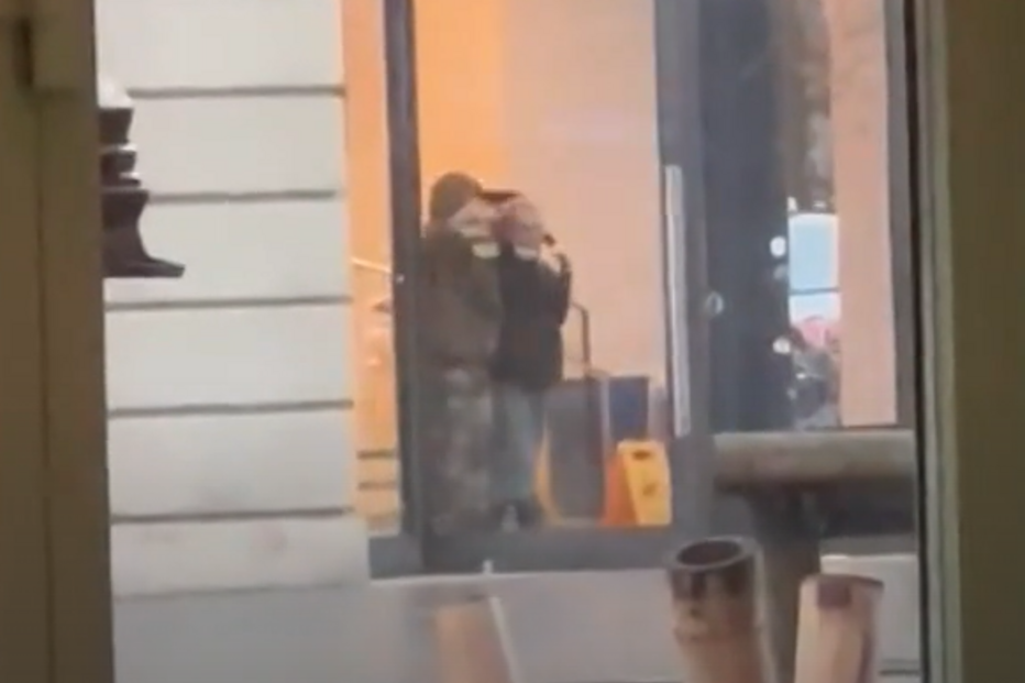 Homem armado faz reféns na loja Apple de Amesterdão. Veja as imagens	