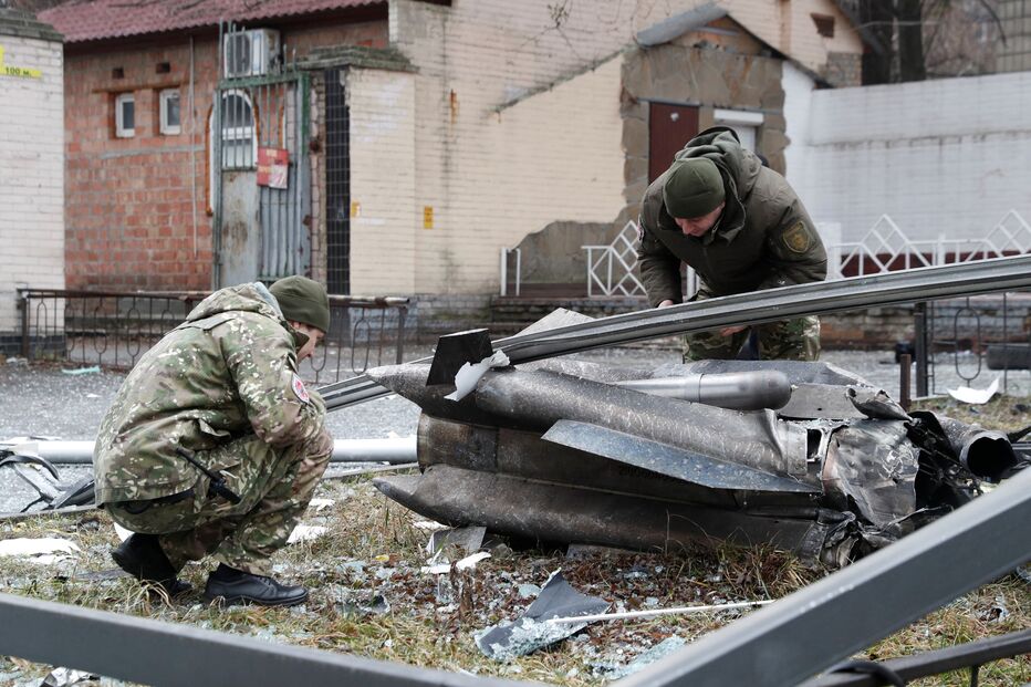 Polícias inspecionam mísseis que caíram no meio da rua na Ucrânia