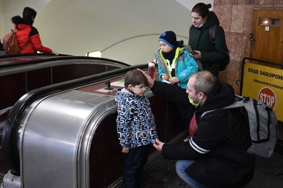 Moradores de Kiev procuram abrigo após explosão 