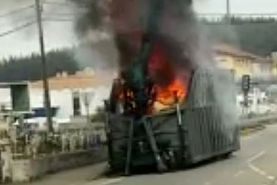 Atrelado de camião destruído por incêndio em Santa Maria da Feira