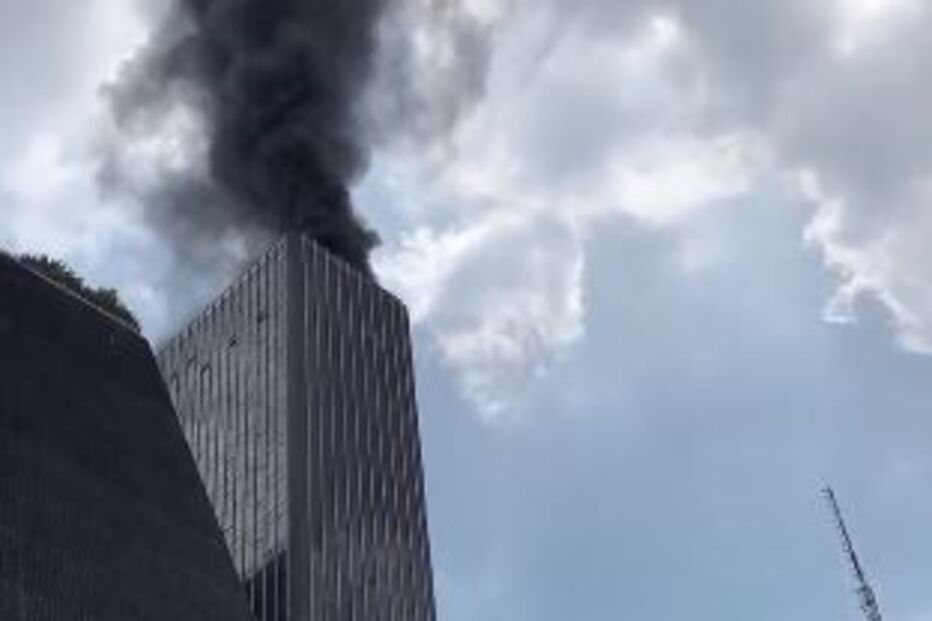 Fogo na avenida Paulista interdita principal artéria de São Paulo, no Brasil