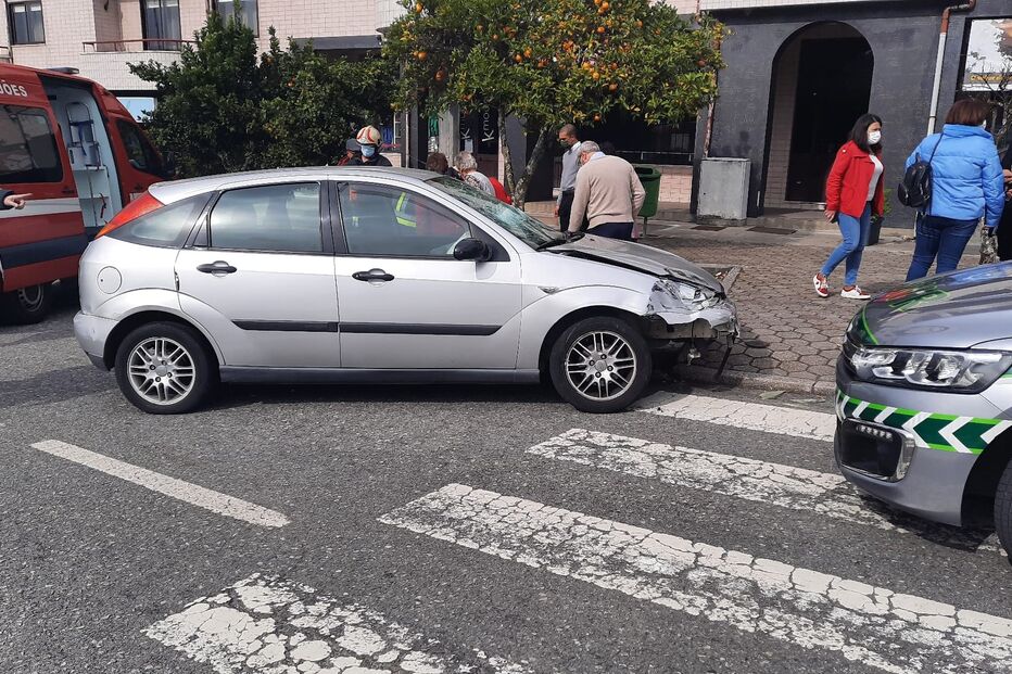 Mulher de 79 anos ferida em colisão entre três viaturas em Oliveira de Azeméis