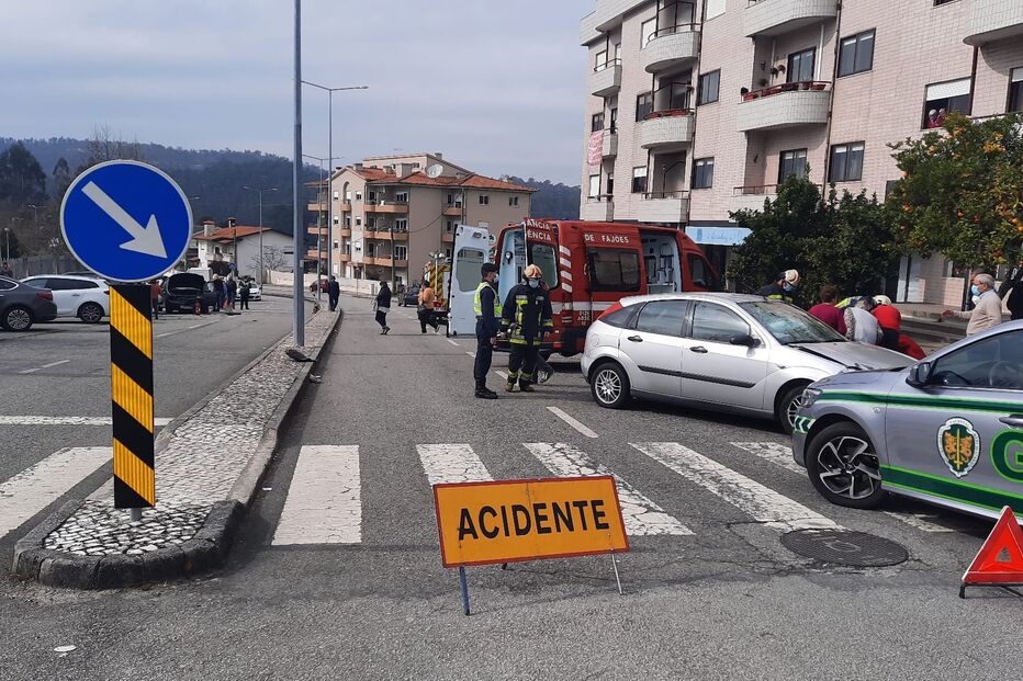 Mulher de 79 anos ferida em colisão entre três viaturas em Oliveira de Azeméis