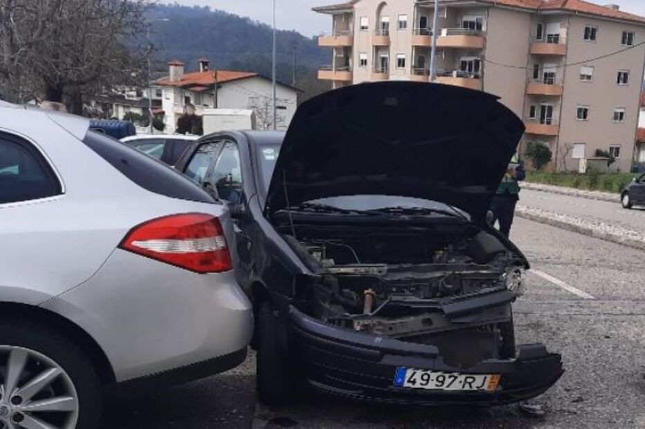 Mulher de 79 anos ferida em colisão entre três viaturas em Oliveira de Azeméis