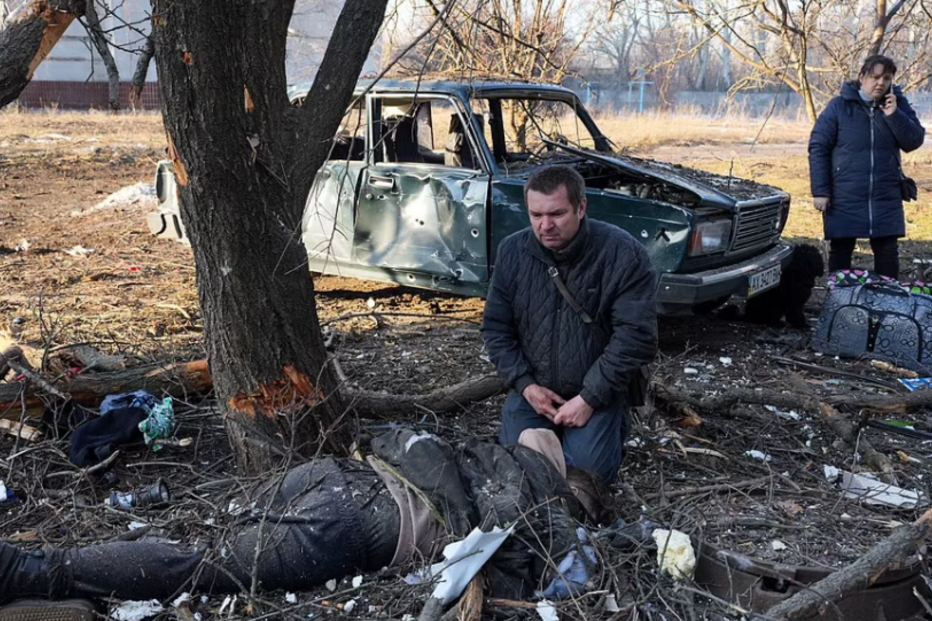 Pai chora filho morto pelos bombardeamentos russos na Ucrânia