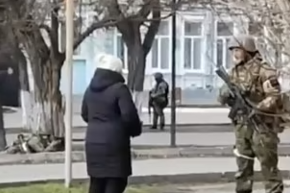 Mulher e soldado na Ucrânia