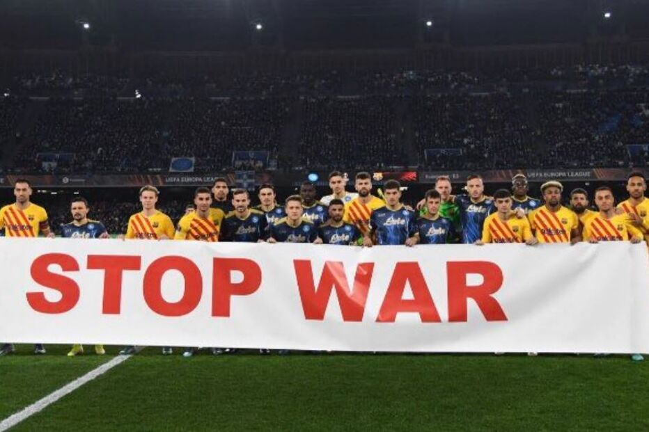 Jogadores do Nápoles-FC Barcelona mostram faixa contra a guerra