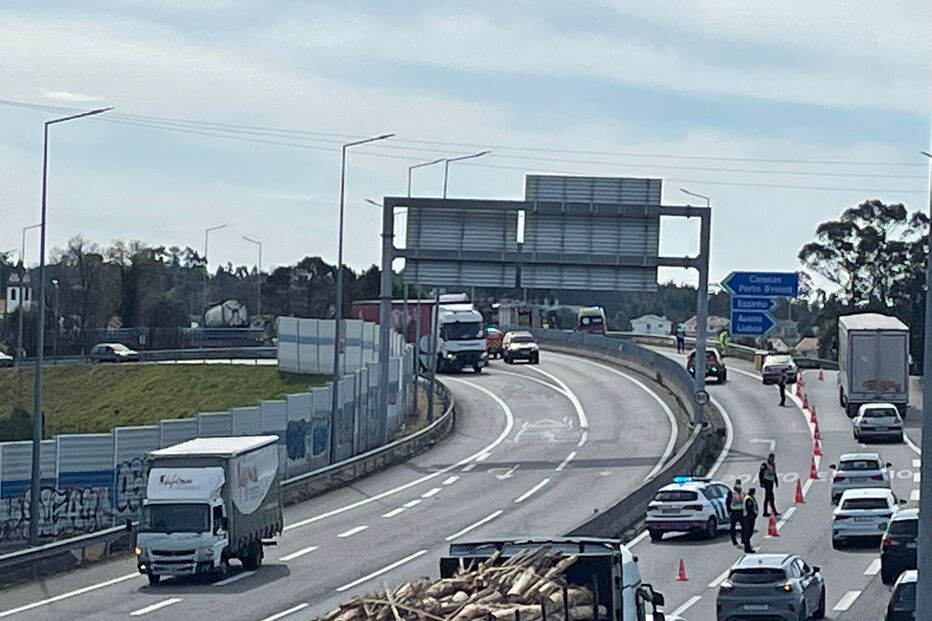 Camião-cisterna em chamas em Gaia