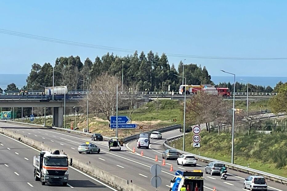 Camião-cisterna em chamas em Gaia