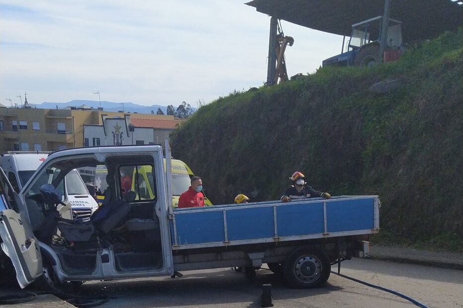 Colisão entre três veículos em Santa Maria da Feira