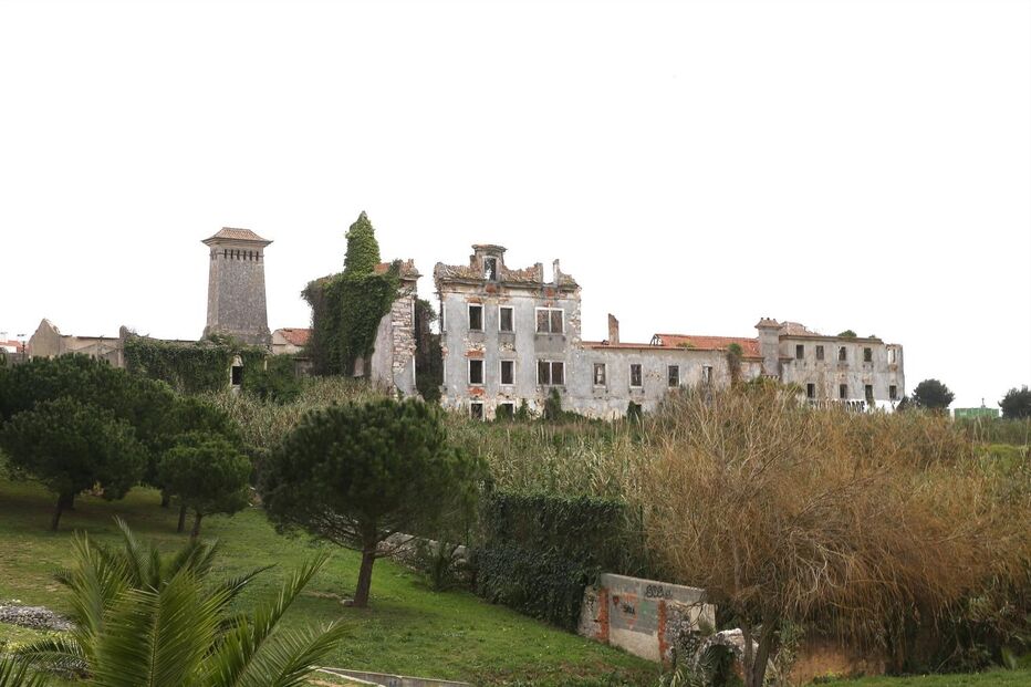 A fachada da Quinta da Torre da Aguilha impõe-se na paisagem até aos dias de hoje 