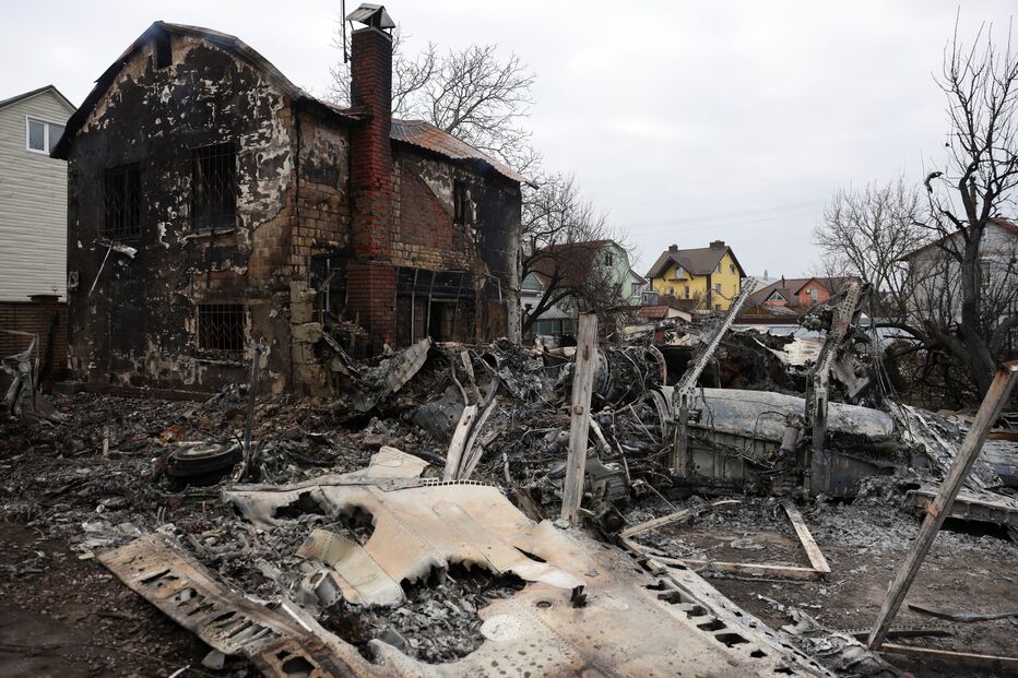 Casas destruídas nos arredores em Kiev