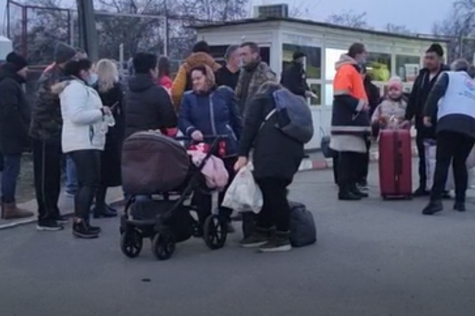 Refugiados recebidos com ofertas na fronteira da Ucrânia com a Roménia