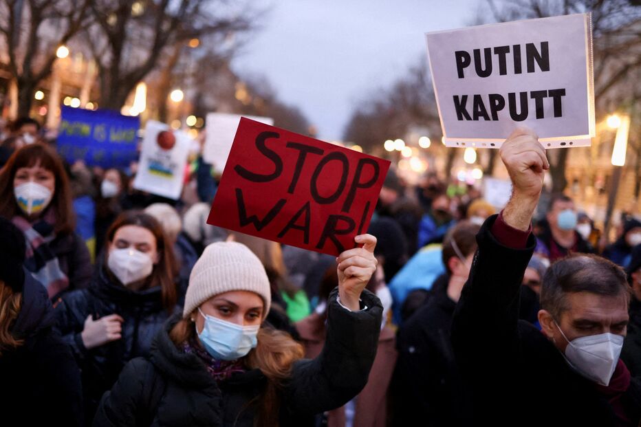 Milhares de pessoas em várias cidades manifestam-se contra Putin 