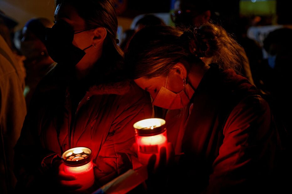 Milhares de pessoas em várias cidades manifestam-se contra Putin