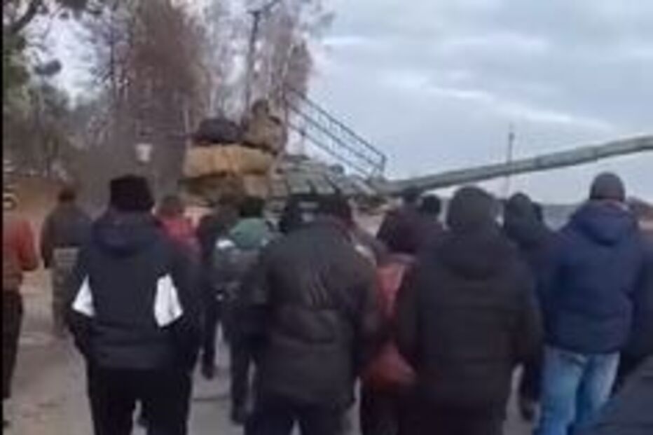 Centenas de ucranianos caminham em direção a tanques russos para travar o avanço da invasão