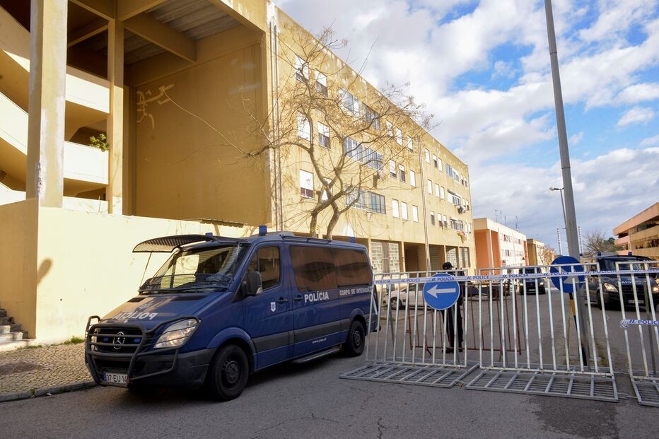 Tiroteio fatal ocorreu num café situado na avenida principal do bairro, perto da esquadra da PSP