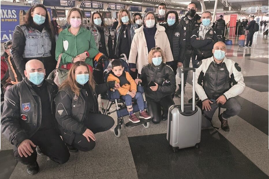 Brian com a mãe e os motards que o escoltaram até ao Aeroporto Sá Carneiro, no Porto, para seguirem viagem