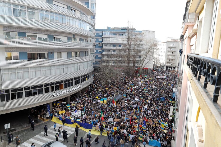 Milhares na Embaixada da Rússia em Lisboa, que seguiram para o o Marquês de Pombal e Terreiro do Paço