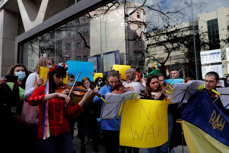 LISBOA. som dos violinos marcou protesto frente à embaixada da Rússia.