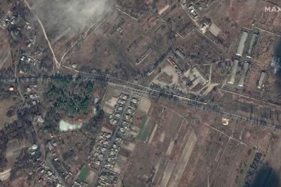 Imagens de satélite mostram mais de cinco quilómetros de coluna militar russa na estrada para Kiev