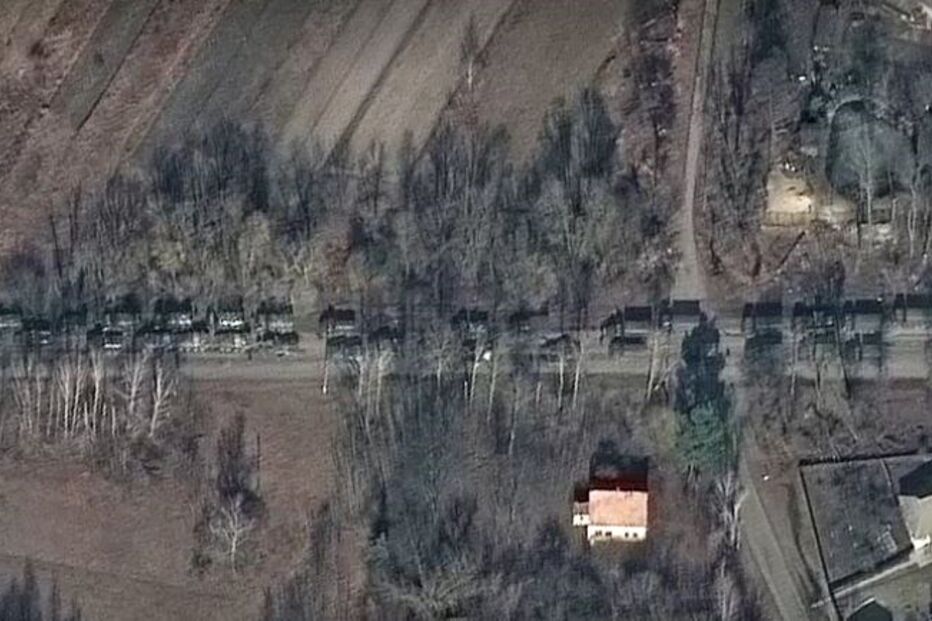 Imagens de satélite mostram mais de cinco quilómetros de coluna militar russa na estrada para Kiev