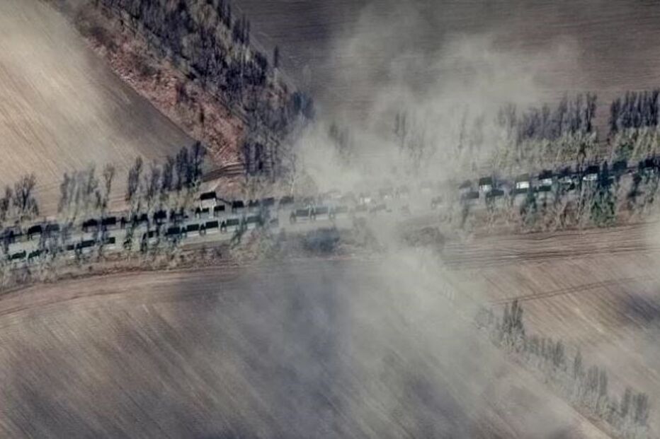 Imagens de satélite mostram mais de cinco quilómetros de coluna militar russa na estrada para Kiev