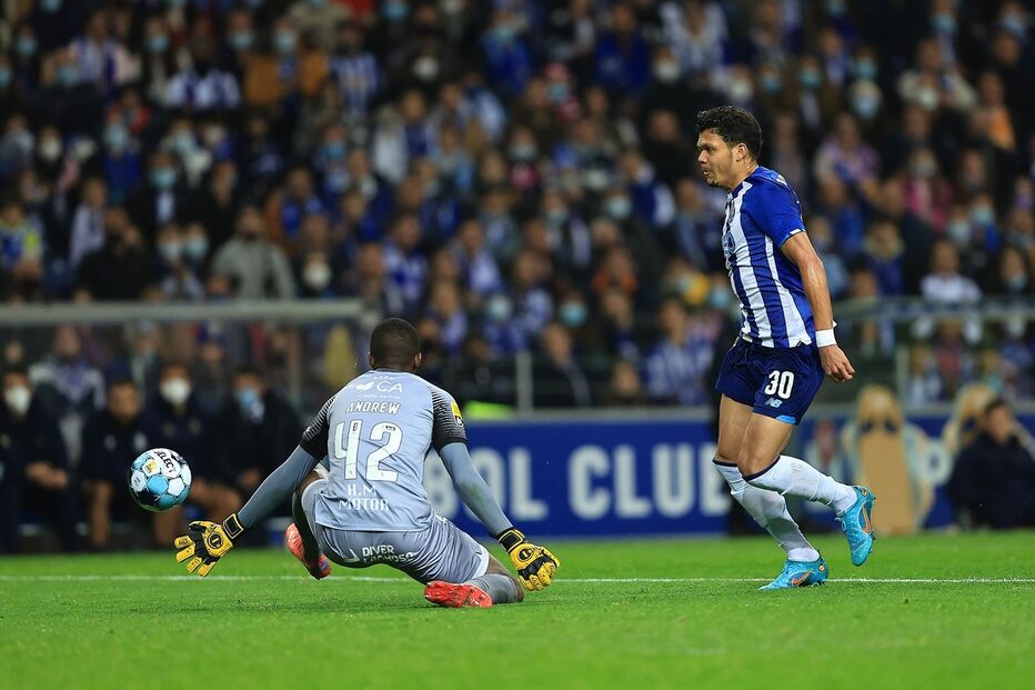 Andrew, guarda-redes do Gil Vicente, impede Evanilson de marcar neste lance, mas acabou por ser batido pelo brasileiro noutra jogada