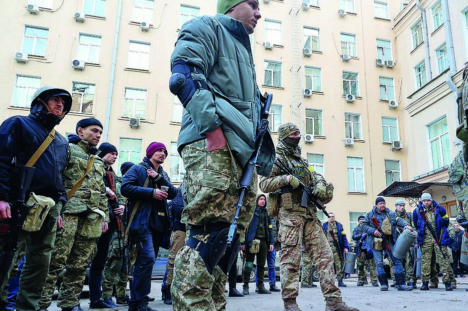 Civis. Combatentes ucranianos esperam por instruções para as operações de defesa da cidade de  Kharkiv.