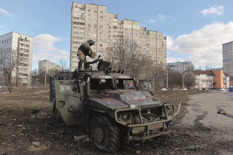 Destruição. Militar ucraniano observa veículo russo destruído após luta em Kharkiv.