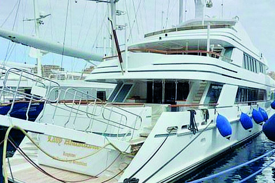 O ‘Lady Anastasia’ ficou semi-submerso em Port Adriano, Maiorca