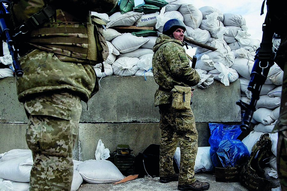 Confrontos continuam sem tréguas em várias cidades da Ucrânia. Famílias tentam fugir do país