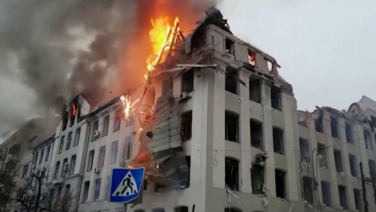 Edifício da polícia de Kharkiv atingido por mísseis russos 