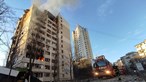 Prédio de 12 andares atacado em Kiev e helicópteros russos destruídos em Kherson: Tudo sobre o 21.º dia 