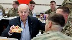 O momento em que Joe Biden partilha uma pizza com soldados norte-americanos na Polónia