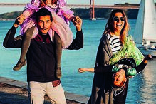 Francisco Garcia e a mulher, Sofia, com as duas filhas, Teresa e Mercedes, num passeio junto ao rio 