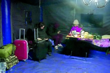 Refugiados sem documentos, sobretudo mulheres e crianças que fogem da guerra, são acolhidos num campo de futebol em Siret, onde foram montadas 60 tendas