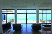 Em Abu Dhabi, Juan Carlos vive uma vida repleta de luxos e mordomias. O Rei emérito está instalado numa mansão milionária, junto à praia. É lá que se mantém afastado da vida pública 