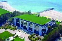 Em Abu Dhabi, Juan Carlos vive uma vida repleta de luxos e mordomias. O Rei emérito está instalado numa mansão milionária, junto à praia. É lá que se mantém afastado da vida pública 