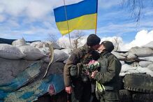 Oleksandr e Olena pertencem à Guarda Nacional ucraniana e casaram-se num checkpoint