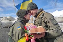 Oleksandr e Olena pertencem à Guarda Nacional ucraniana e casaram-se num checkpoint