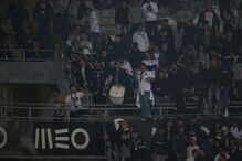 Confronto entre adeptos e polícias no jogo V. Guimarães-Sporting