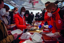 Apoio. Elementos da cruz vermelha  montaram um centro de apoio em roma, itália, para ajudar refugiados ucranianos de lviv.